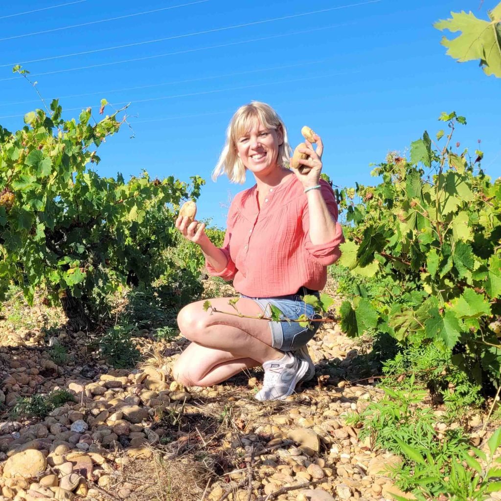 Photo de Jenia tenant les galets roulés.